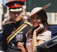 Príncipe Enrique de Inglaterra y su esposa Meghan. AFP