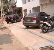 Las rampas que deberían ser utilizadas por las personas discapacitadas, o son obstaculizadas, o usadas como plataforma para parquear en los andenes. Cortesía