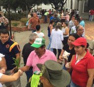 A las afueras de los templos se entregaron las plantas. Policía