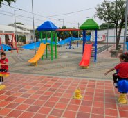 El columpio que estaba en la mitad de estos dos juegos, terminó dañado y por lo tanto fue retirado del lugar. Mario Caicedo