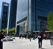 Rascacielos Torre Espacio es acordonado tras la falsa amenaza de bomba. AFP