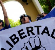 La gente protestó contra el gobierno de Ortega afuera de la Iglesia del Santo Cristo de Esquipulas, en Managua, durante una misa del Domingo de Ramos.
AFP