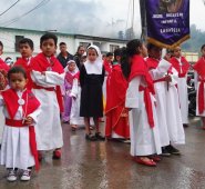 Este Jueves Santo, la lluvia no fue impedimento para que los niños hicieran su procesión en las calles del pueblo. Karina Judex