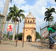 La entrada a la capilla, en un costado de la casa, se ve oxidada. Mario Caicedo / La Opinión