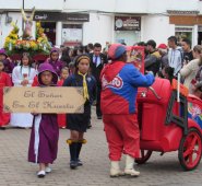 A los vendedores ambulantes no les importó obstruir el recorrido de esta procesión de la Semana Santa Infantil de Pamplona. Se requiere de la intervención de las autoridades para que cuadros como este no se vuelvan a presentar en la Provincia. Roberto Ospino / La Opinión - Cortesía