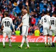 Con este triunfo, el Real Madrid sigue a cuatro puntos del Atlético Madrid, que el sábado había ganado por 1-0 en Eibar (13º), con tanto del francés Thomas Lemar. AFP