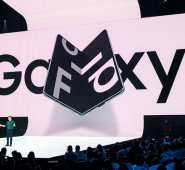 En esta foto del 20 de febrero de 2019, el vicepresidente senior de marketing de productos de Samsung, Justin Denison, habla sobre el nuevo teléfono plegable durante el evento de lanzamiento, en San Francisco, California. AFP