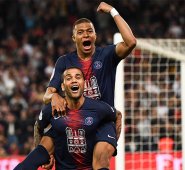 Dani alves celebra con su compañero Mbappe, el título más reciente con el PSG. Con este logro, el brasileño llegó a 39 títulos en toda su carrera deportiva. AFP