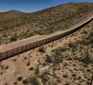 Vista de la valla metálica a lo largo de la frontera en Sonoyta, estado de Sonora,México, entre el desierto del Altar y el desierto de Arizona de Estados Unidos. Especies amenazadas como el berretón de Sonora o el borrego cimarrón, que cruzan libremente la frontera en biósferas protegidas. AFP