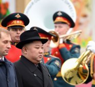 El líder norcoreano Kim Jong Un en la ceremonia de bienvenida, a su llegada a la estación ferroviaria en el puerto de Vladivostok, en el extremo oriental de Rusia. AFP