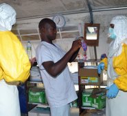La actual epidemia de fiebre hemorrágica del Ébola es la décima y la más grave registrada en territorio congoleño desde 1976. Archivo