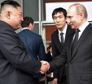 El presidente ruso, Vladimir Putin (derecha), cree que la desnuclearización de Corea del Norte es posible con una serie de garantías para el país asiático.  EFE