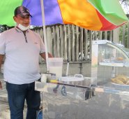 Gerardo Moreno ejerce el oficio de vendedor callejero en el anillo vial, donde ofrece pasteles y avena. Con este trabajo dijo que ha podido sostener a su familia. Orlando Carvajal