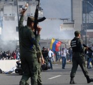 Miles de personas permanecían en los alrededores de la base aérea La Carlota, en Caracas, desde donde Guaidó anunció en la madrugada que un grupo de militares se adhirió a su causa por el "cese definitivo de la usurpación", lo que el gobierno denunció como un "intento de golpe de Estado". AFP