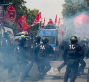 La Policía lanzó gases lacrimógenos para dispersar a los manifestantes. AFP