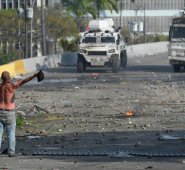 Los enfrentamientos del miércoles comenzaron cuando una multitudinaria movilización convocada por Guaidó se desvió hacia La Carlota, sobre una neurálgica autopista. AFP