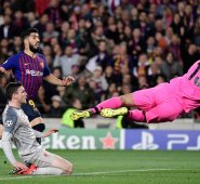 El Liverpool jugó un gran partido en el Camp Nou pero se encontró con la eficacia del Barcelona, con un doblete de Lionel Messi y un tanto de Luis Suárez. AFP