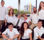 (De izquierda a derecha) Luis Fernando Cárdenas, Patty García, Ricardo García y Carmen Elena de García, Óscar Ricardo García, Vanessa Becerra, adelante, Sergio Andrés Cárdenas, Isabela y Salomón García. Cortesía