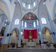 Es inevitable desplazar la mirada hacia arriba y elevar la vista rumbo a las cumbres en las que descansa el gran Cristo. Alfredo Estévez / La Opinión
