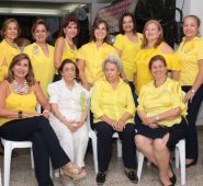Alexandra Reyes, Fanny Arenas, Belén Hernández, Teresa de González, Claudia de Mora, María Elena Llanes, Josefina de Botta, Raquel Rueda, Nancy de Parra, Fabiola Hernández y Patricia Laguado.Sentadas: Sonia de Rodríguez, Yolanda Rey de Colmenares, Graciela de Ronderos, Elvira Robayo de Montaña y Marleny Mafla de Ararat. Obando
