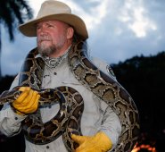 "Es un animal hermoso", dijo Rahill, de 62 años, con una pitón de tres metros en torno al cuello. AFP