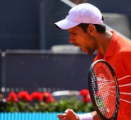 El serbio Novak Djokovic derrotó a Thiem y se metió en la final del torneo de Madrid. AFP