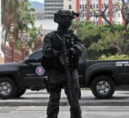 Agentes de inteligencia, unidades de la Guardia Nacional Bolivariana y policías rodearon la sede de la Asamblea Nacional de Venezuela, hecho interpretado por los congresistas como un “intento de secuestrar el poder Legislativo”. AFP