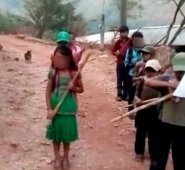 En un video se ven a varios niños, al sur de México, en entrenamiento militar y anunciando que se convertirán en autodefensas. Noticias SIN