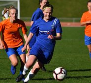 La jugadora Ellen Fibbes (centro) bota el balón mientras Jemma Robertson (izquierda), de Wellington United, persiste durante un partido de fútbol femenino de 15 ligas mayores en la W-League de Ultra-Football en Wellington.  AFP