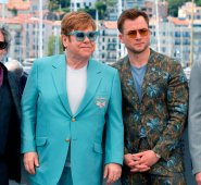 El cineasta canadiense David Furnish, el director británico Dexter Fletcher, el cantante y compositor británico Elton John, el actor británico Taron Egerton y el actor británico Richard Madden. AFP