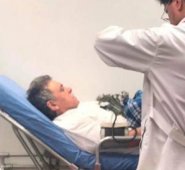 “Se encontró al examinado acostado en camilla, somnoliento, con evidencia de sangrado reciente en la ropa”, dice el informe.  Colprensa