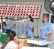 Stella Acevedo, Claudia Vega, Rocío Correa y Elizabeth Hernández se encargaron de darle la buena suerte a los felices ganadores. 
 César Obando / La Opinión