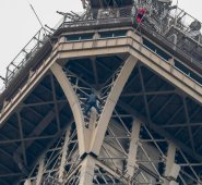El hombre alcanzó casi la cima del monumento de 324 metros de altura. AFP