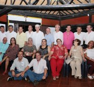 Gustavo Ramírez, Ricardo González, Eduardo Carreño, Luis Fernando García, Julio César Rodríguez, Adán Muñoz Vera, Salomón Salinas, Javier Parada, Isauro Rodríguez, Helmer Eduardo Rocha, José Gabriel Duarte y Jairo Zafra. Sentados: Gustavo García, Carlos Eduardo Yáñez, Ana Rita Bonells, Ramona Contreras García, Lola Ruiz Martínez, Rosalba Castellano Bayona, Luz Marina Castellano Bayona, Alba Luz Montenegro, Nelson Fabián Mendoza, Eduardo Torres e Iván Betancourt.
Cortesía