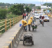 En el puente comenzaron a destapar los huecos que sirven de drenaje para la infraestructura. Mario Caicedo