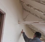 El director del museo Anzoátegui, Jaime Uribe, enseña las grietas en paredes y en la base del techo. Roberto Ospino