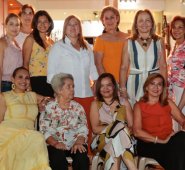 Laura Cáceres de Díaz, Alexandra Reyes Tristancho, María Elena Llanes de Parada, Patricia Laguado, Raquel Rueda, Teresa de González, Nancy Cabrera de Parra, Sonia de Rodríguez y Claudia González de Mora. Sentadas: Luz Marina García, Elvira Robayo, Josefina de Botta y Yolanda Rey de Colmenares. Mario Franco