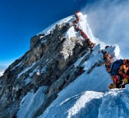 Este año también se han formado atascos impresionantes en esta montaña de 8.848 metros. AFP