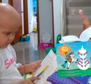 Isabella con su hermano Juan, el ‘Príncipe Papayo’ en el libro. La Opinión