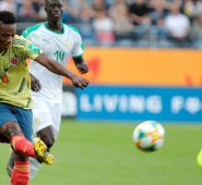 El futbolista colombiano Anderson Arroyo patea el balón este domingo durante un partido por el Grupo A del Mundial de Fútbol Sub'20, en la Arena Lublin de Lublin (Polonia) EFE
