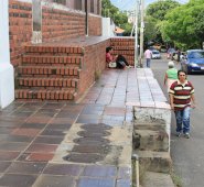 Los andenes en algunas áreas, tanto de la avenida cuarta como de la quinta, requieren ser nivelados porque semejan grandes muros imposibles para el paso peatonal. Mario Caicedo
