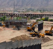 Ochocientos metros de barrotes de acero se construyen en el punto en que se unen los estados de Texas y Nuevo México, frente a Ciudad Juárez, Chihuahua, donde opera uno de los accesos más utilizados por miles de migrantes. AFP