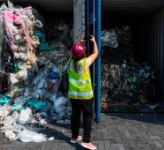 El pasado 29 de abril, Malasia devolvió cinco contenedores con plástico contaminante a España, el primer envío a un país de origen de estos residuos ilegales. AFP