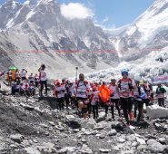 Una media de cinco montañistas muere cada año en los estrechos y helados pasos con poco oxígeno hacia el pico de 8.848 metros. AFP