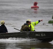 Las labores de búsqueda continuaban durante la madrugada y los buceadores intervenían en una amplia zona del río, indicó Pal Gyorfi. AFP