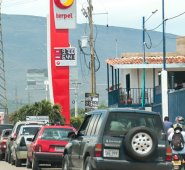 Las colas de vehículos mermaron un poco, mientras que el precio del galón de gasolina llegó a su máximo nivel ($9.700), en Cúcuta. Algunas estaciones de servicio tienen combustible a precio nacional. Mario Franco