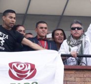 Junto a Santrich, a un simpatizante portaba una camiseta con el emblema de ETA, mientras sostenía una bandera con la rosa roja de la Fuerza Alternativa Revolucionaria de Colombia (FARC). Colprensa