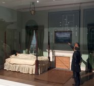 La invención de John Gorrie es un aparato mecánico, de madera, con un motor a vapor y una serie de manivelas que condensaban y expandían el aire.
AFP