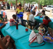 En el asentamiento humano La Fortaleza, ciudadanos de ambos países dan ejemplo de convivencia.  Mario Caicedo / La Opinión