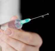 El informe destaca la relevancia de la inmunoterapia como nuevo tratamiento de primera línea sola o en combinación con quimioterapia en pacientes con cáncer de pulmón avanzado. Freepik.es